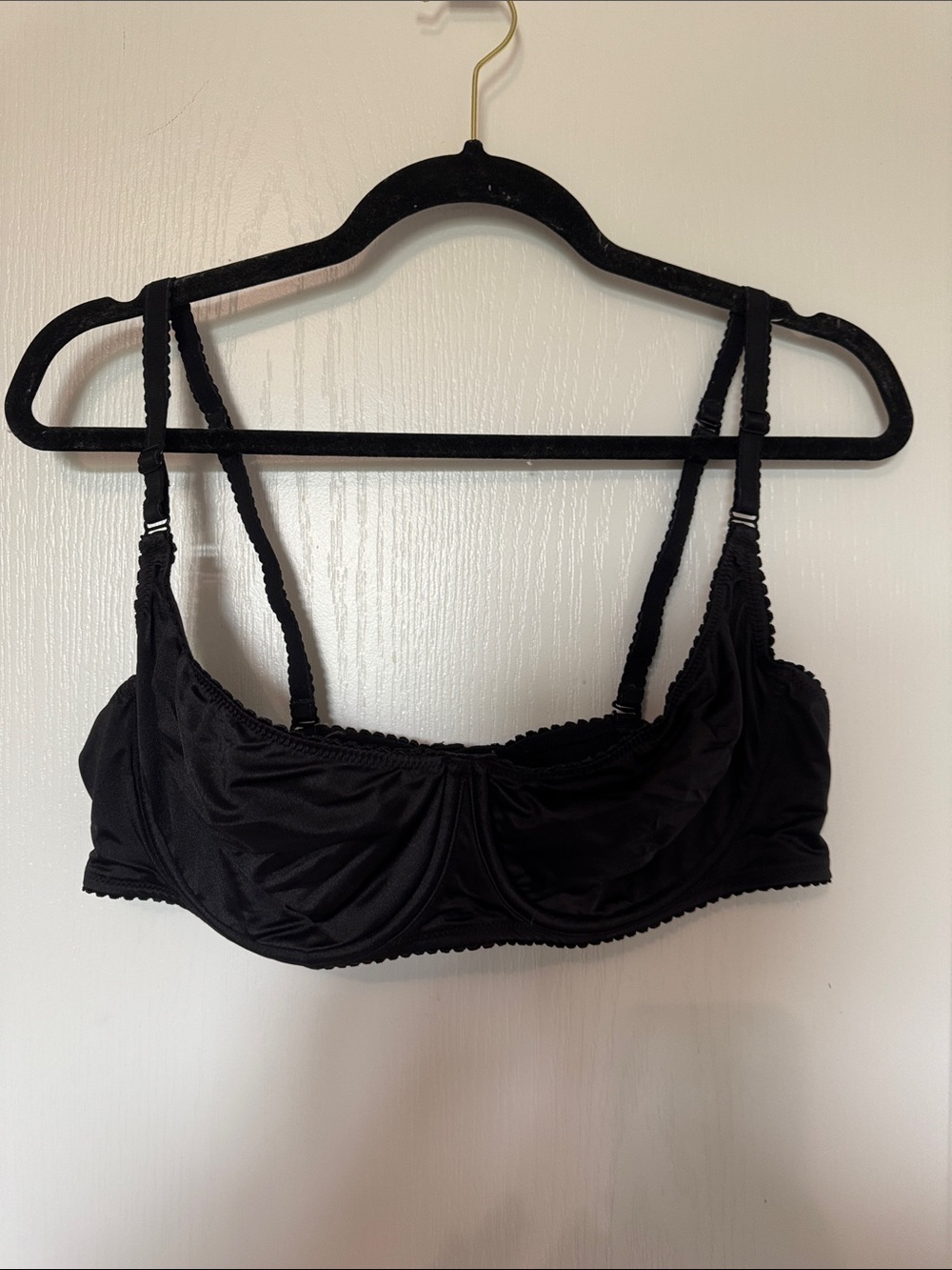 Demi cup bra with straps that can be used in several positions